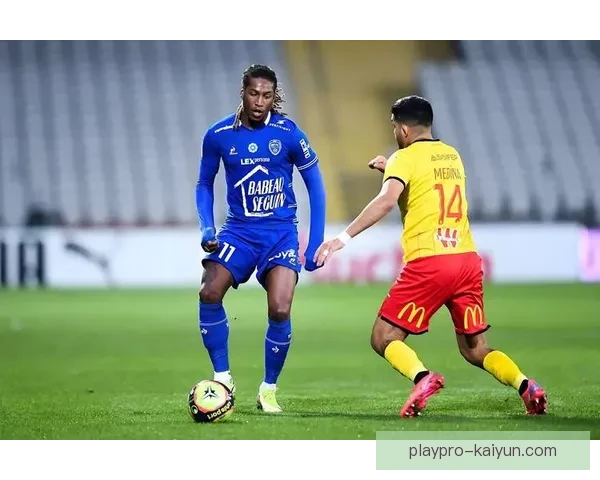 卡马文加的强势表现助推球队获胜，状态回暖值得关注