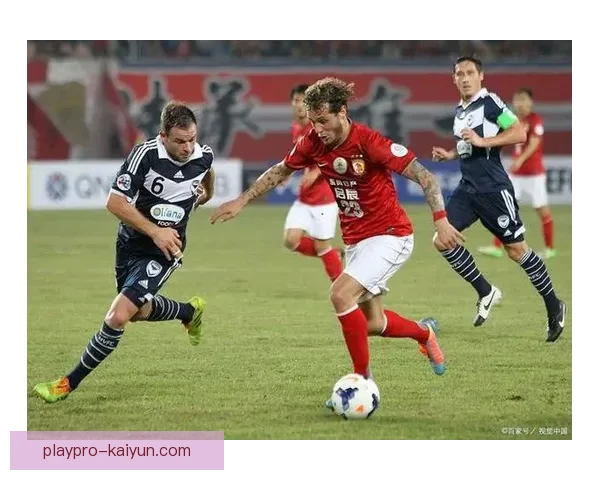 伊萨克与队友默契配合，进攻端表现稳健